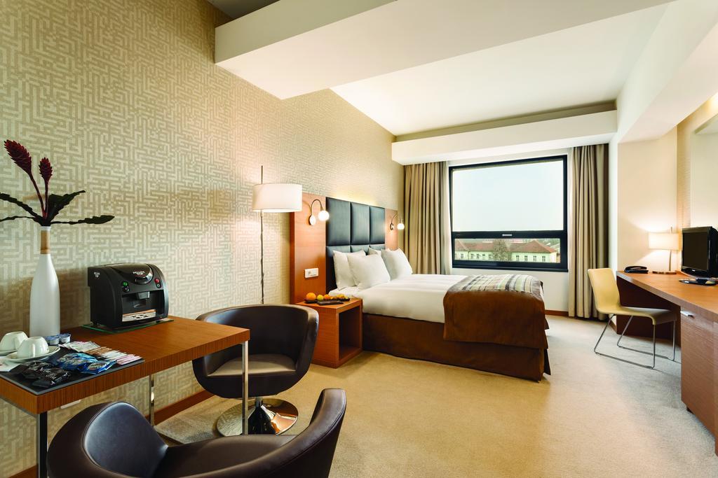 Executive 1 Queen Bed Non-Smoking Room,186006447:JPEG